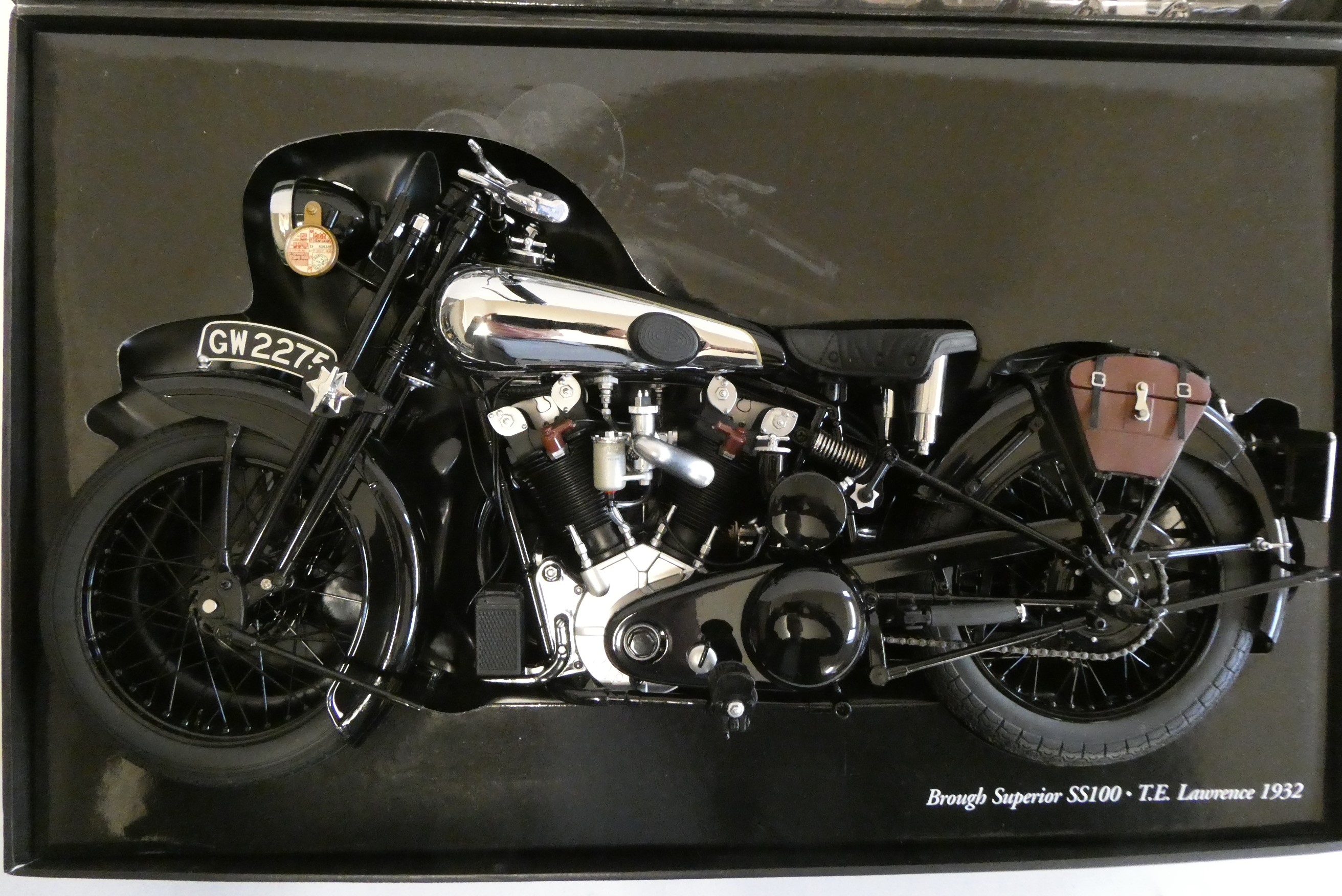Minichamps 1:6 Scale Motorcycle Brough Superior SS100 T.E. Lawrence 1932, boxed, excellent Image