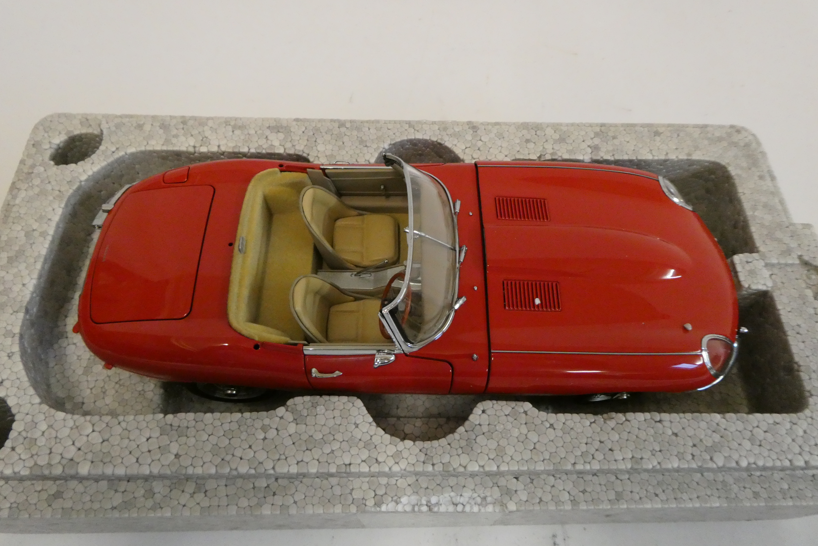 Auto Art 1:18th Jaguar E type Series 1 roadster, red, one rear bumper damaged (broken parts in box) Image