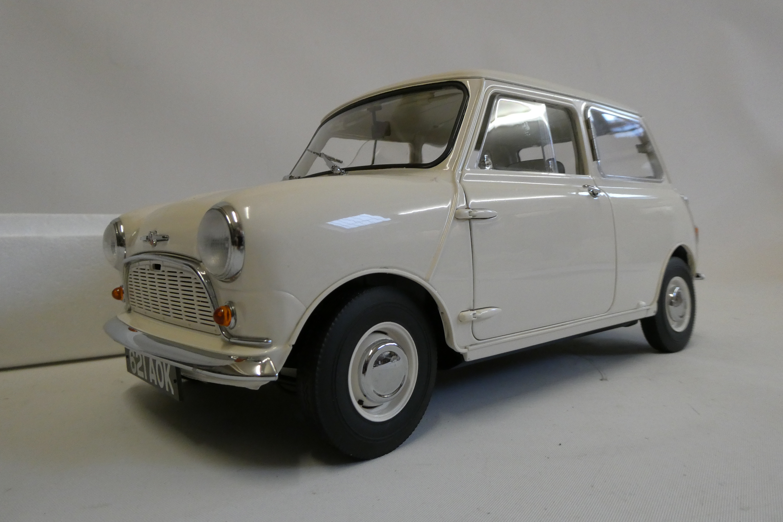 Sunstar models 1:12. Scale limited edition Morris Mini Minor saloon, finished in off white, boxed, Image