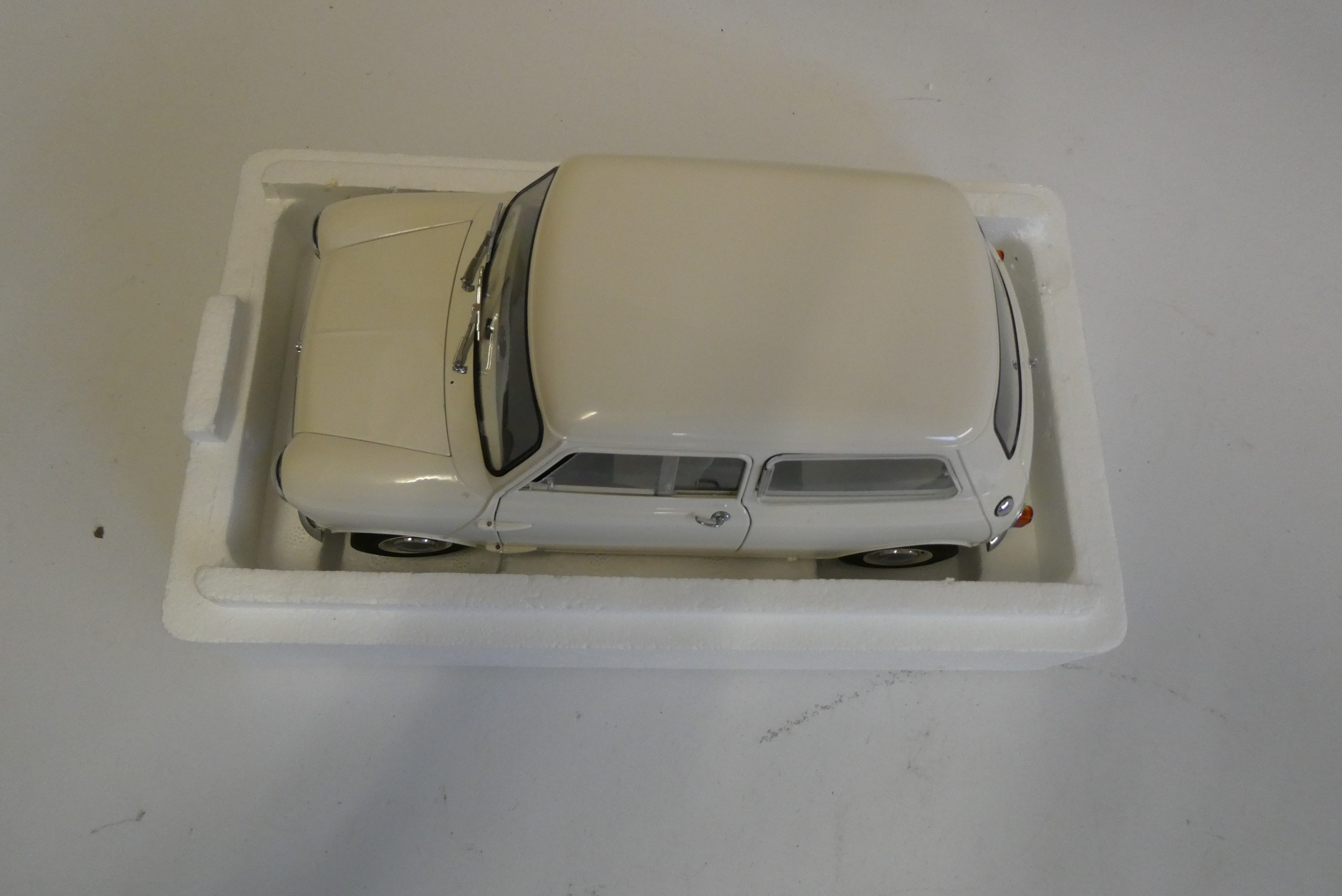 Sunstar models 1:12. Scale limited edition Morris Mini Minor saloon, finished in off white, boxed, Image