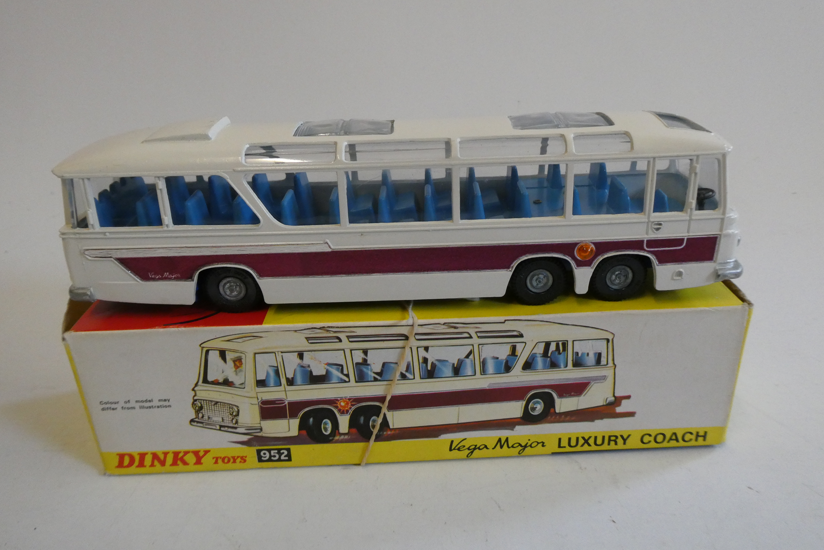 Dinky 952 Vega Major Luxury coach, boxed, excellent Image