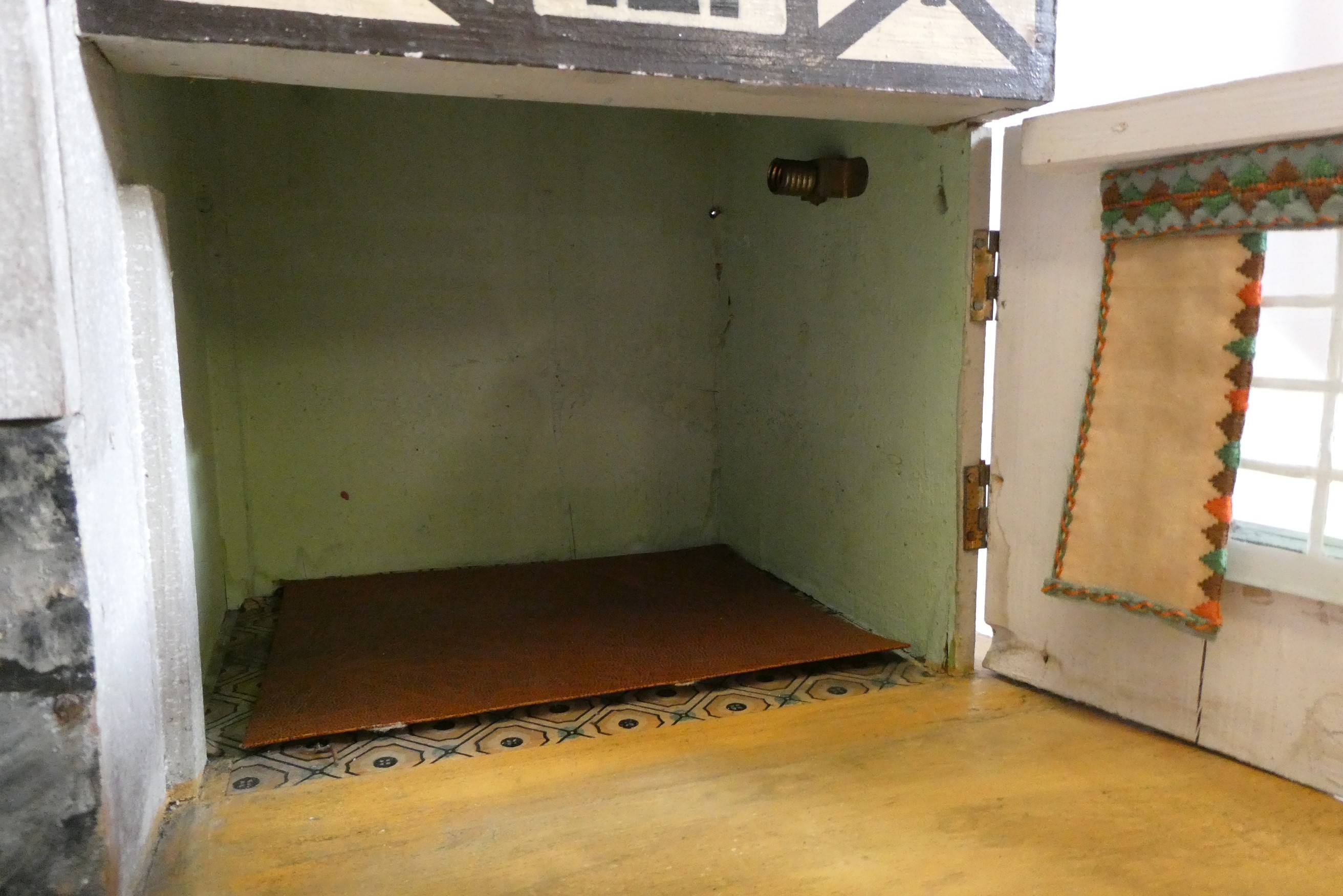 A Bavarian style German wooden dolls house, early/mid 20th century, 1/16th scale, with 2 split Image