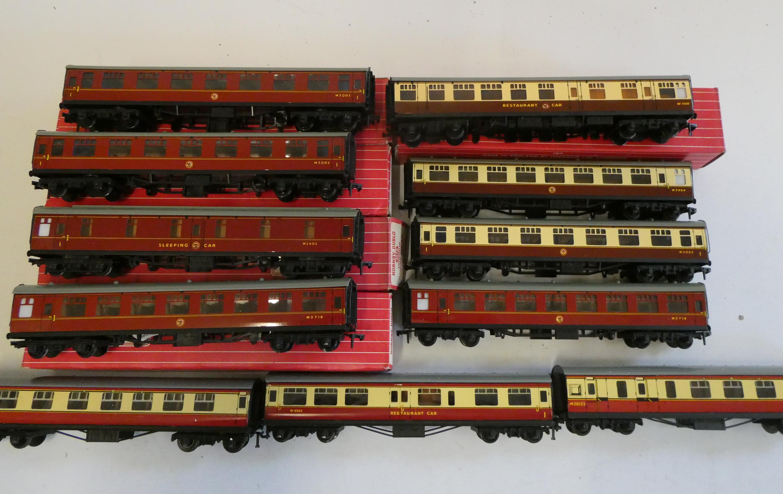 Eight Hornby Dublo Super Detail coaches including WR Restaurant Car and BR sleeping car, five Items Image
