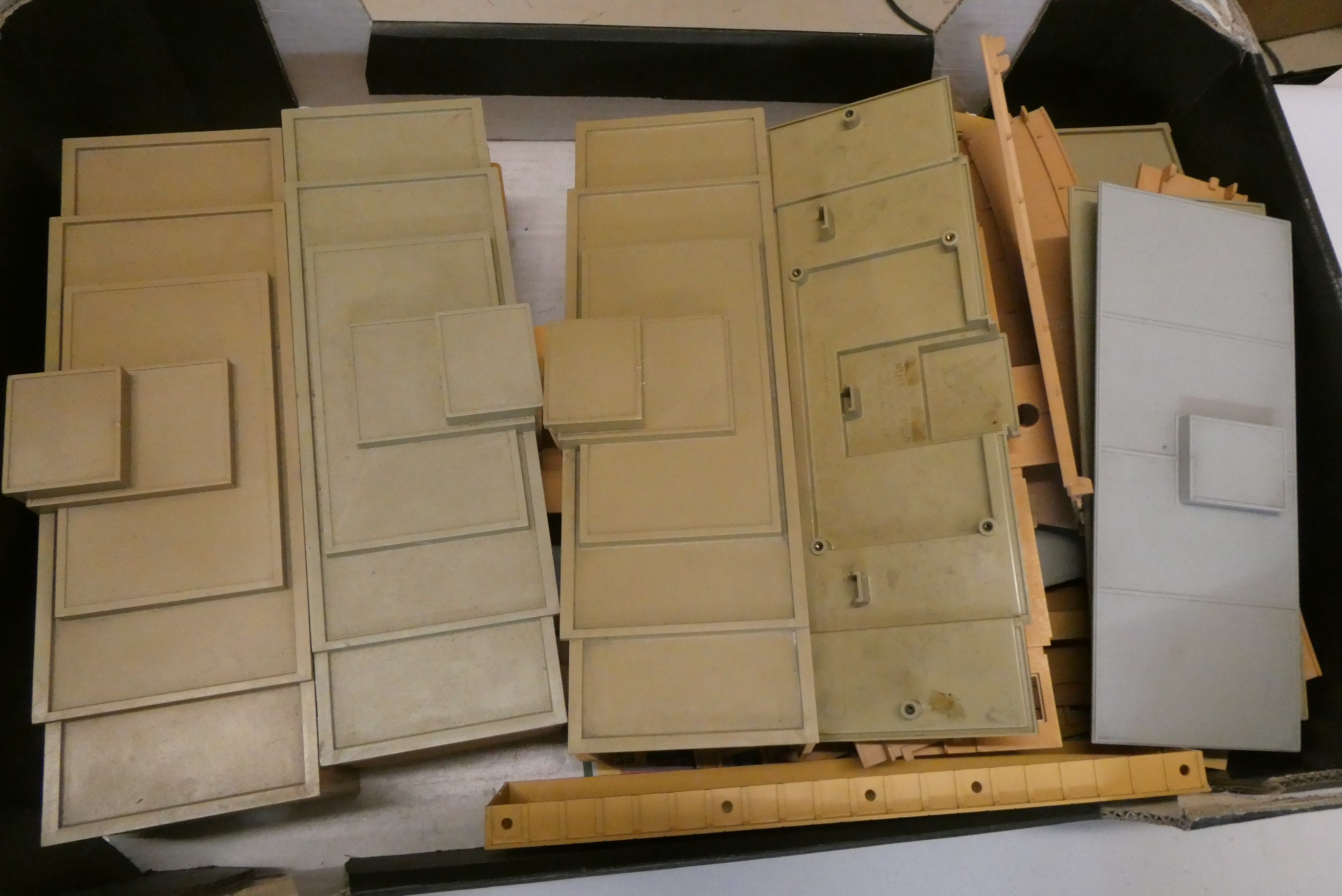 Hornby Dublo plastic parts for stations, engine shed and others, fair Image