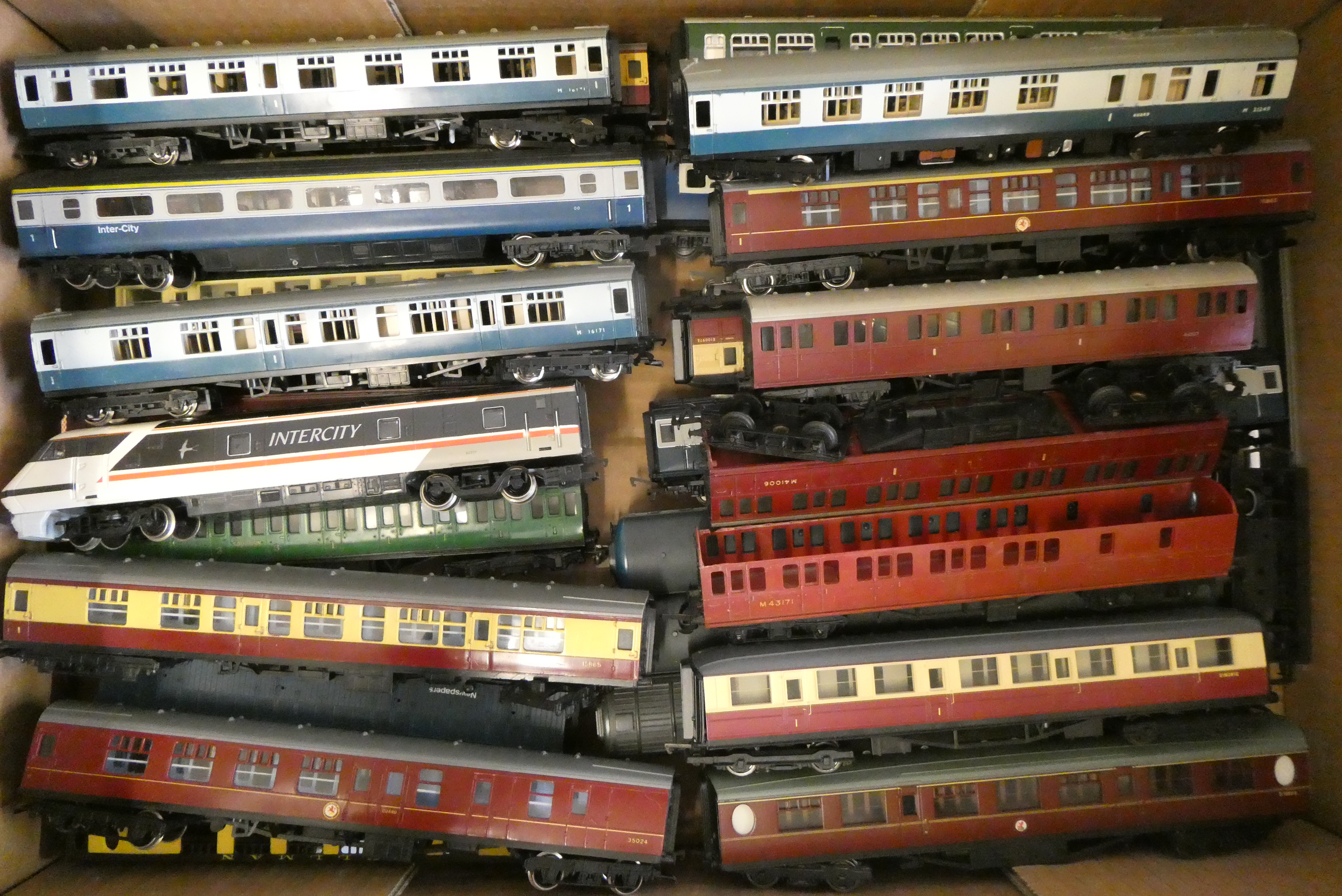 Unboxed passenger coaches by Triang, Hornby and others including BR carmine/cream and Inter-City Image