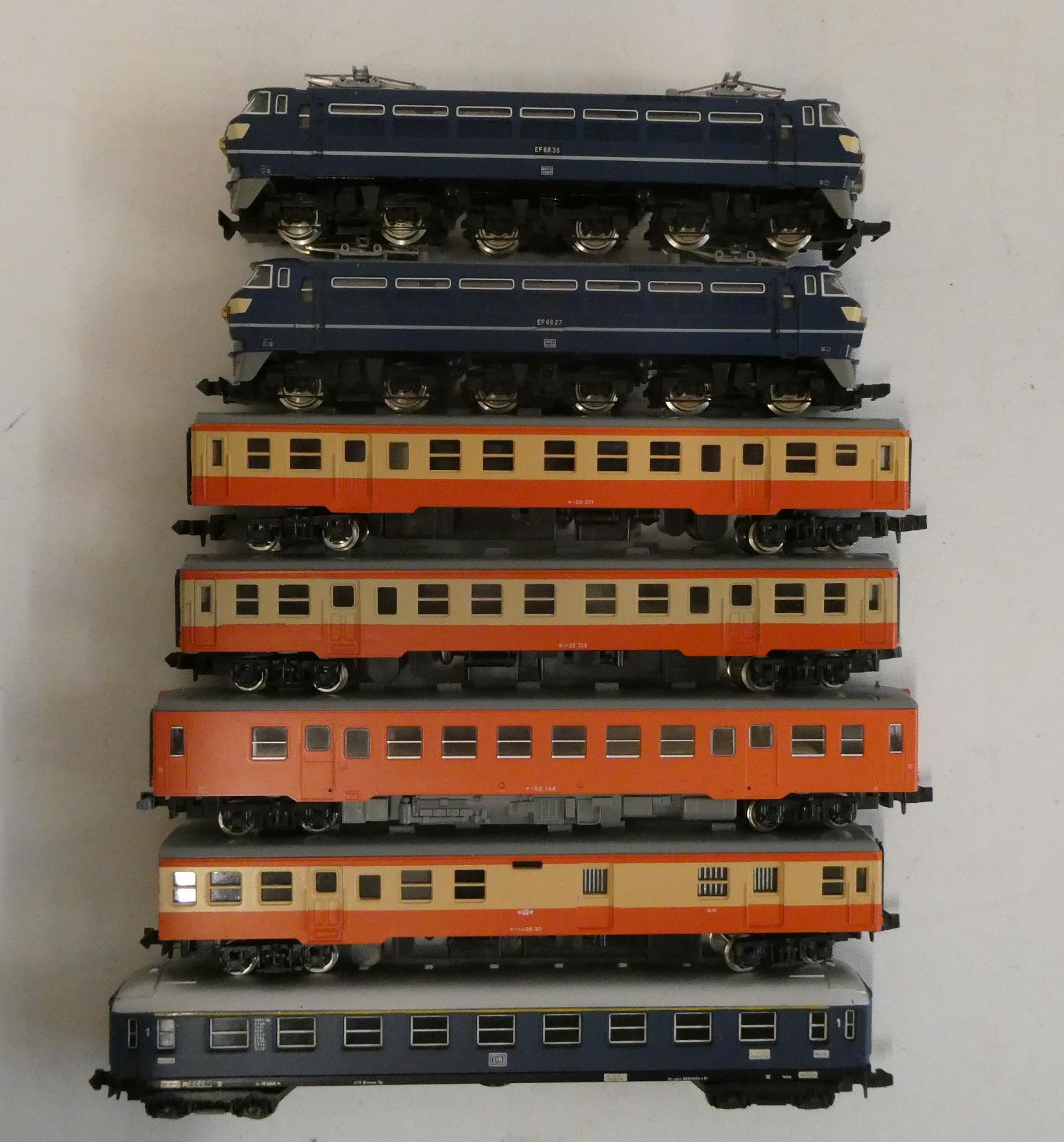 Unboxed Japanese N gauge comprising two TOMEX EF66 class electric locomotives and five coaches, good Image