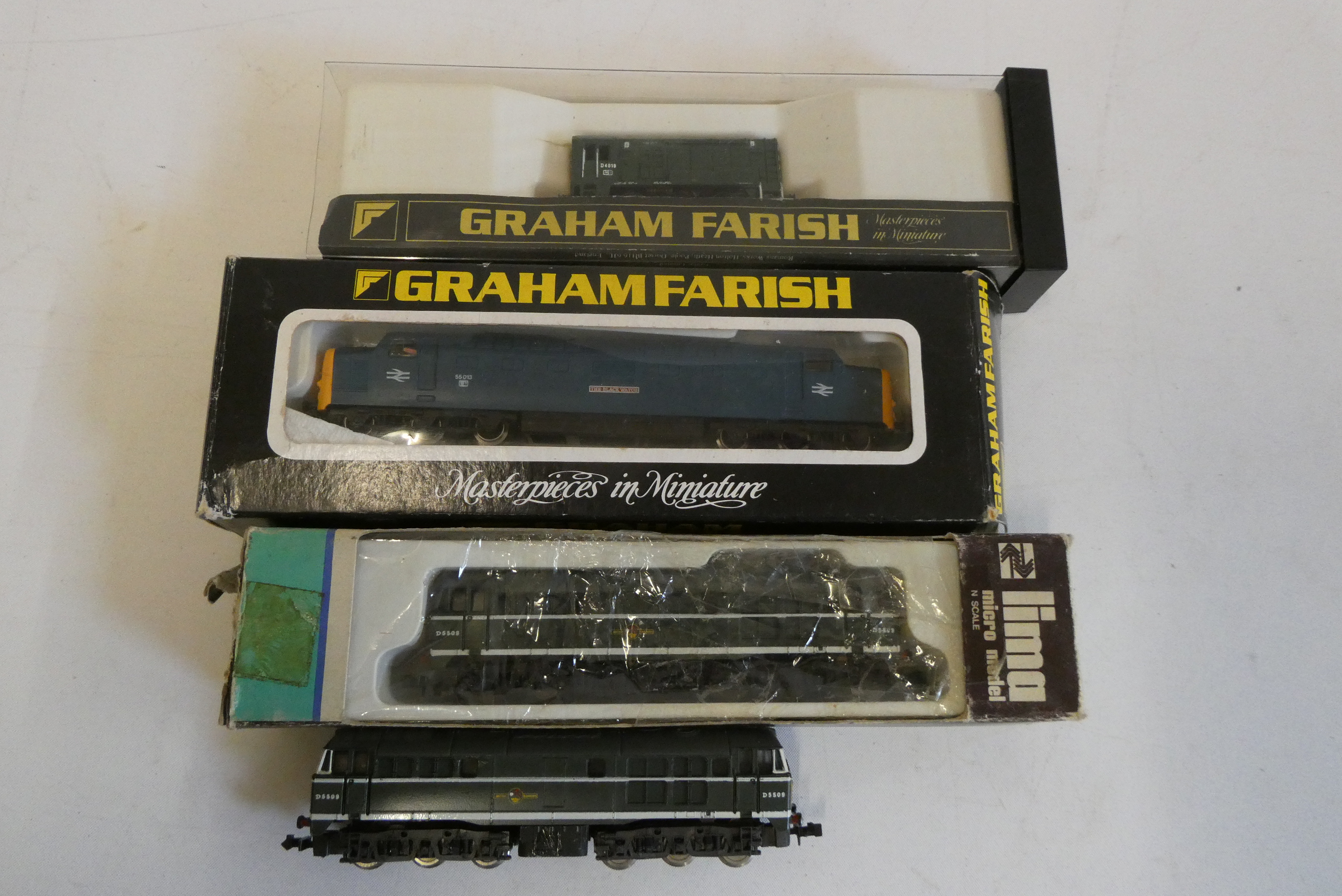 Graham Farish N gauge BR blue, Class 55 The Black Watch Locomotive, BR Green 08 Shunting locomotive Image