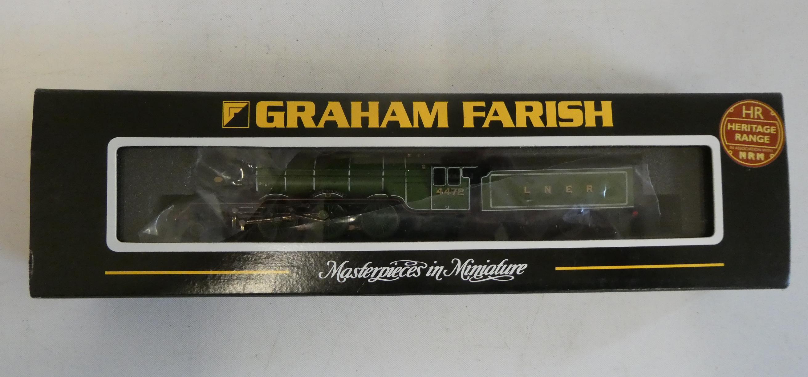 Graham Farish N gauge LNER green Flying Scotsman locomotive with double chimney and smoke defectors, Image