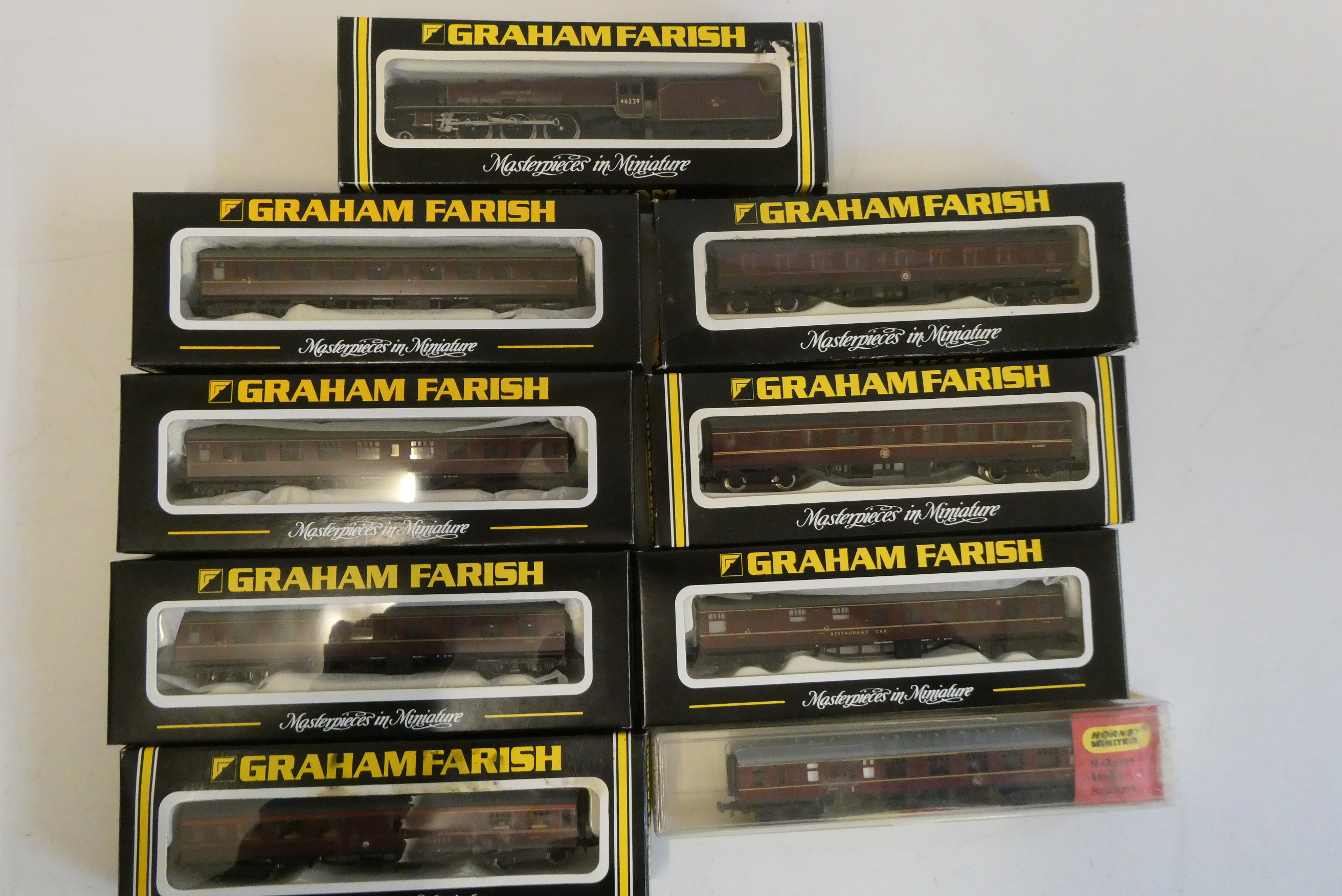 Graham Farish N gauge BR red Duchess of Hamilton locomotive and eight MK1 BR coaches, all items Image