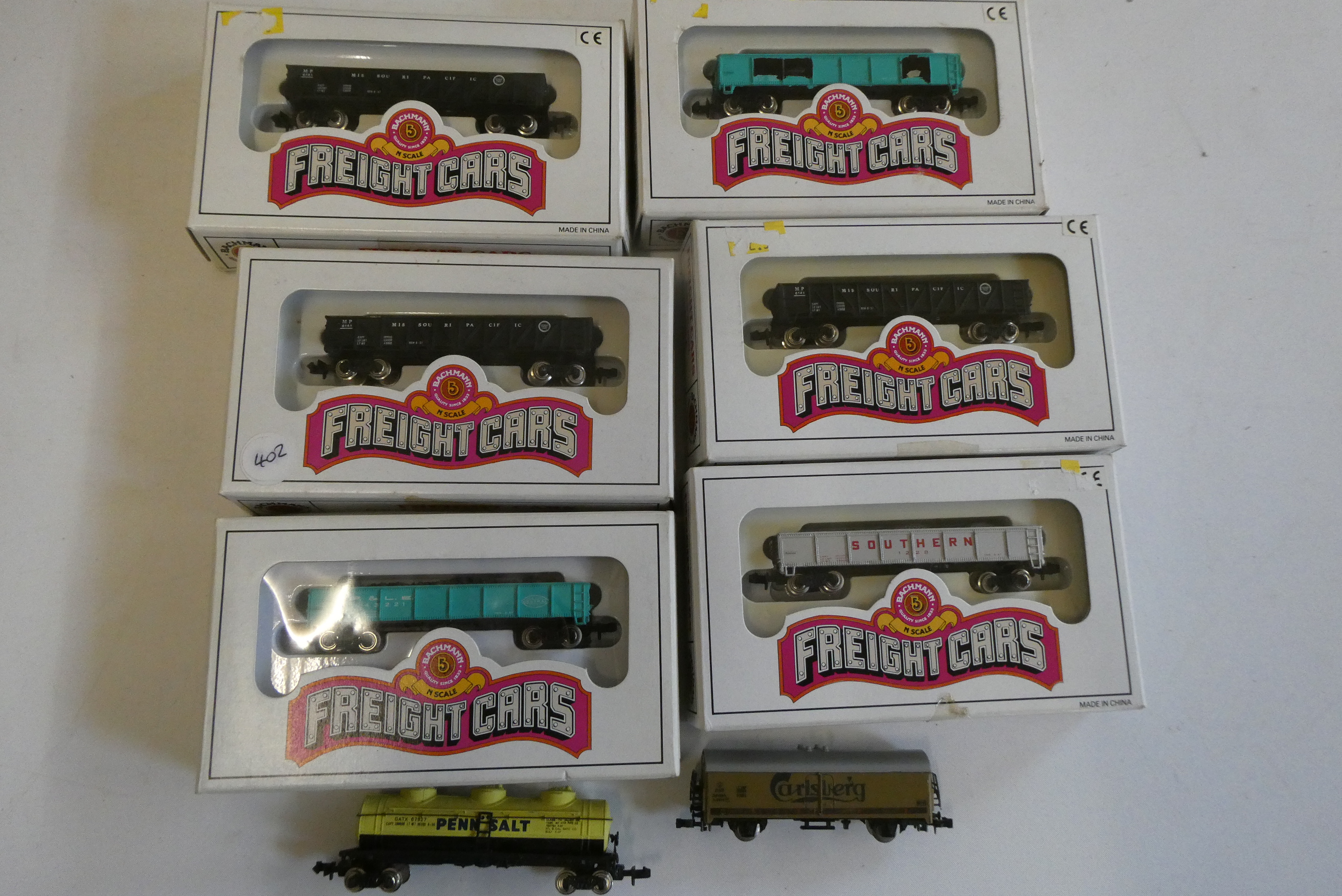 Six N gauge Bachmann American goods wagons and two unboxed wagons, good to excellent Image