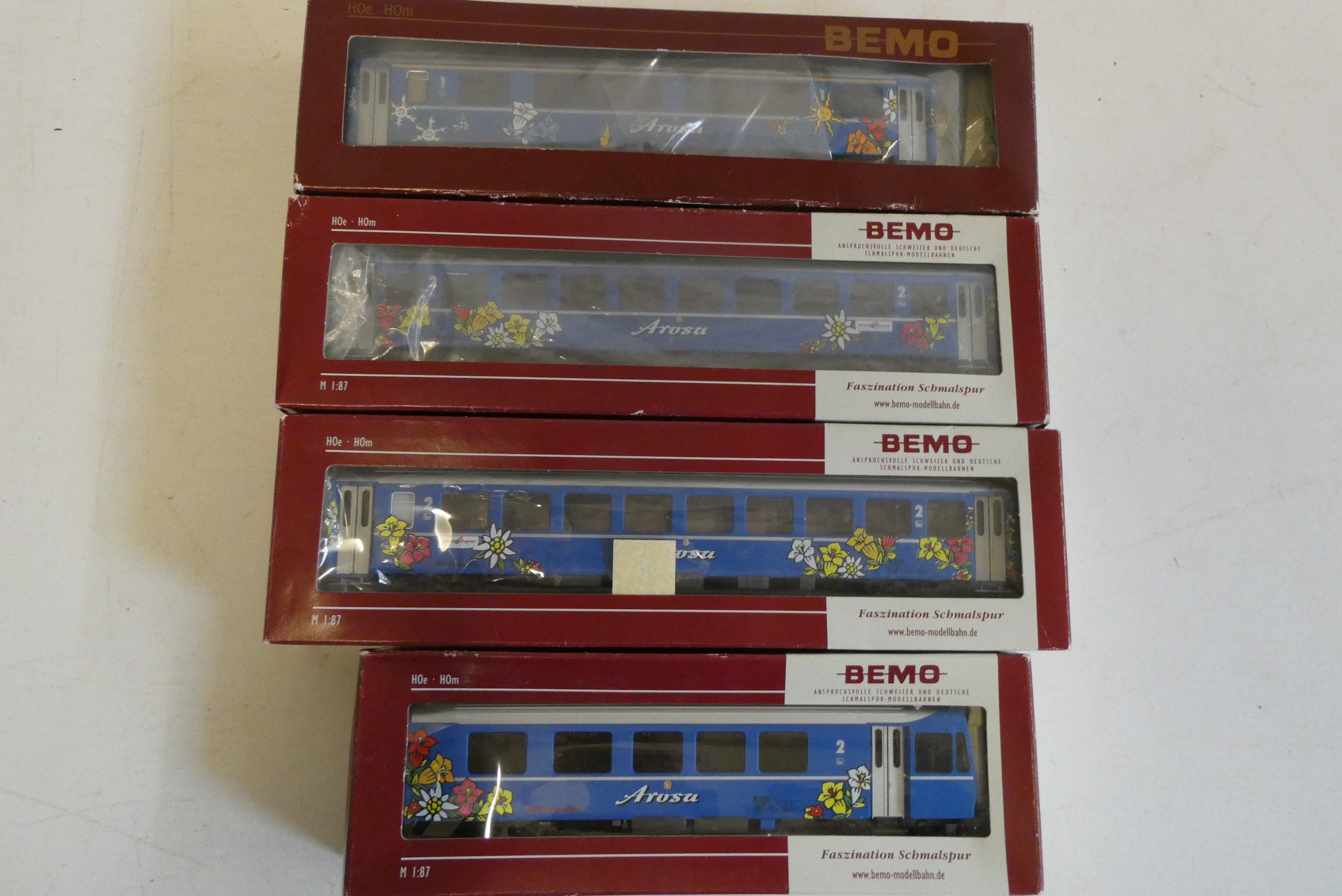 Four Bemo HOm Arosu Express coaches in blue with flower motif, boxed, excellent Image