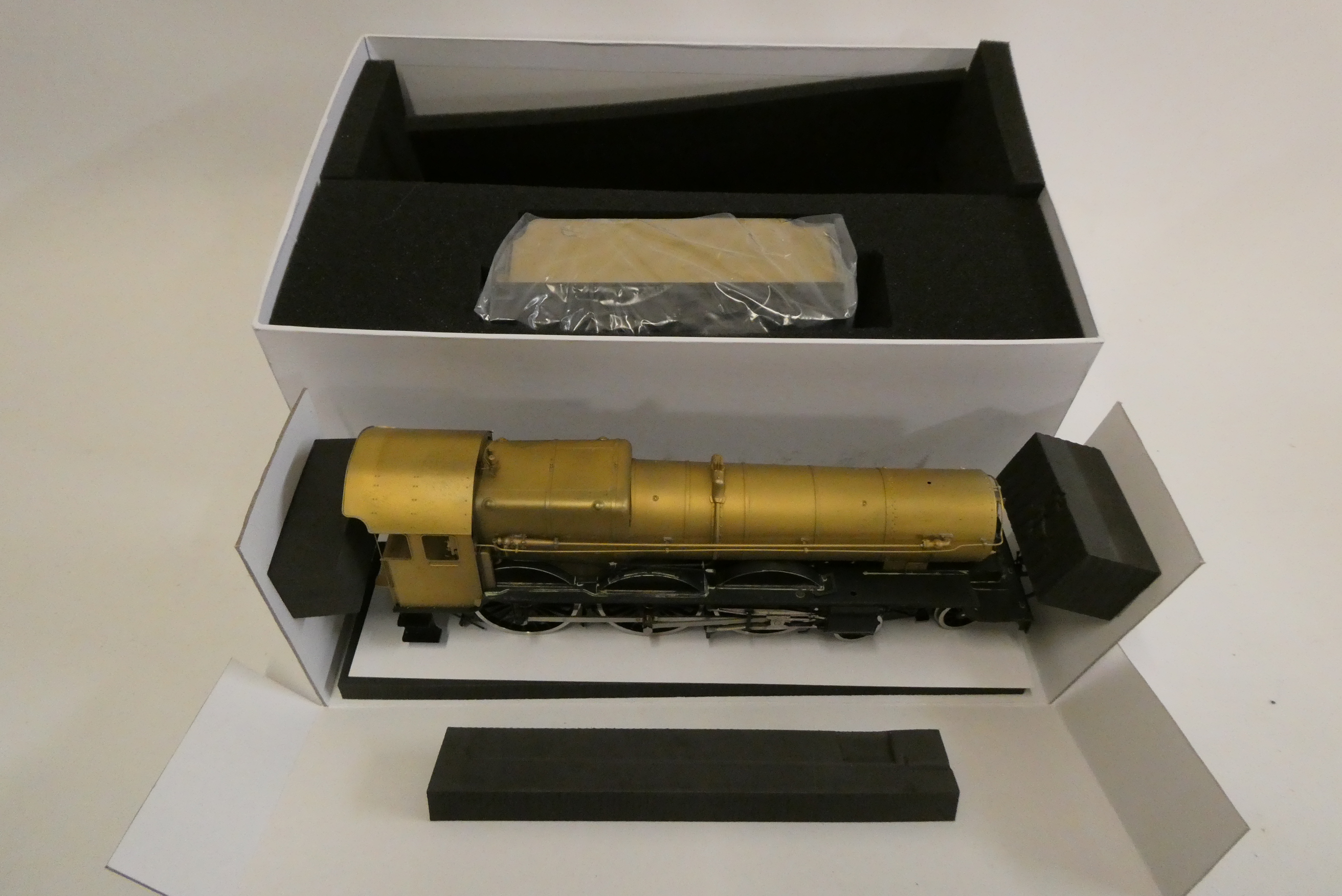 San Cheng brass 0-gauge Castle Class locomotive with Hawksworth tender, unpainted body, but poorly Image