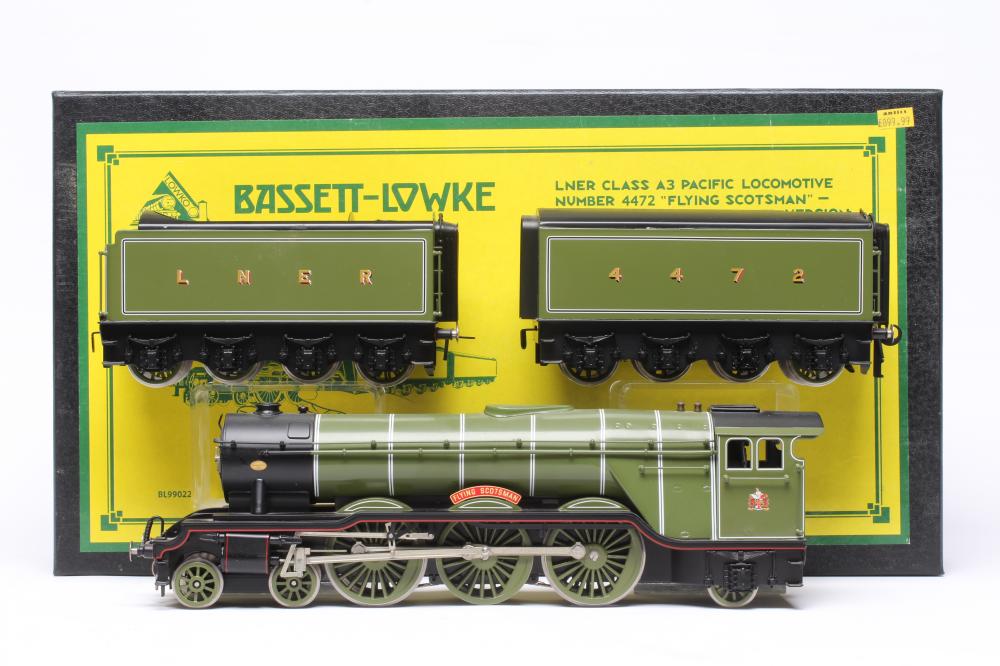 Corgi Bassett-Lowke double tender Flying Scotsman locomotive finished in LNER green, shows signs of Image