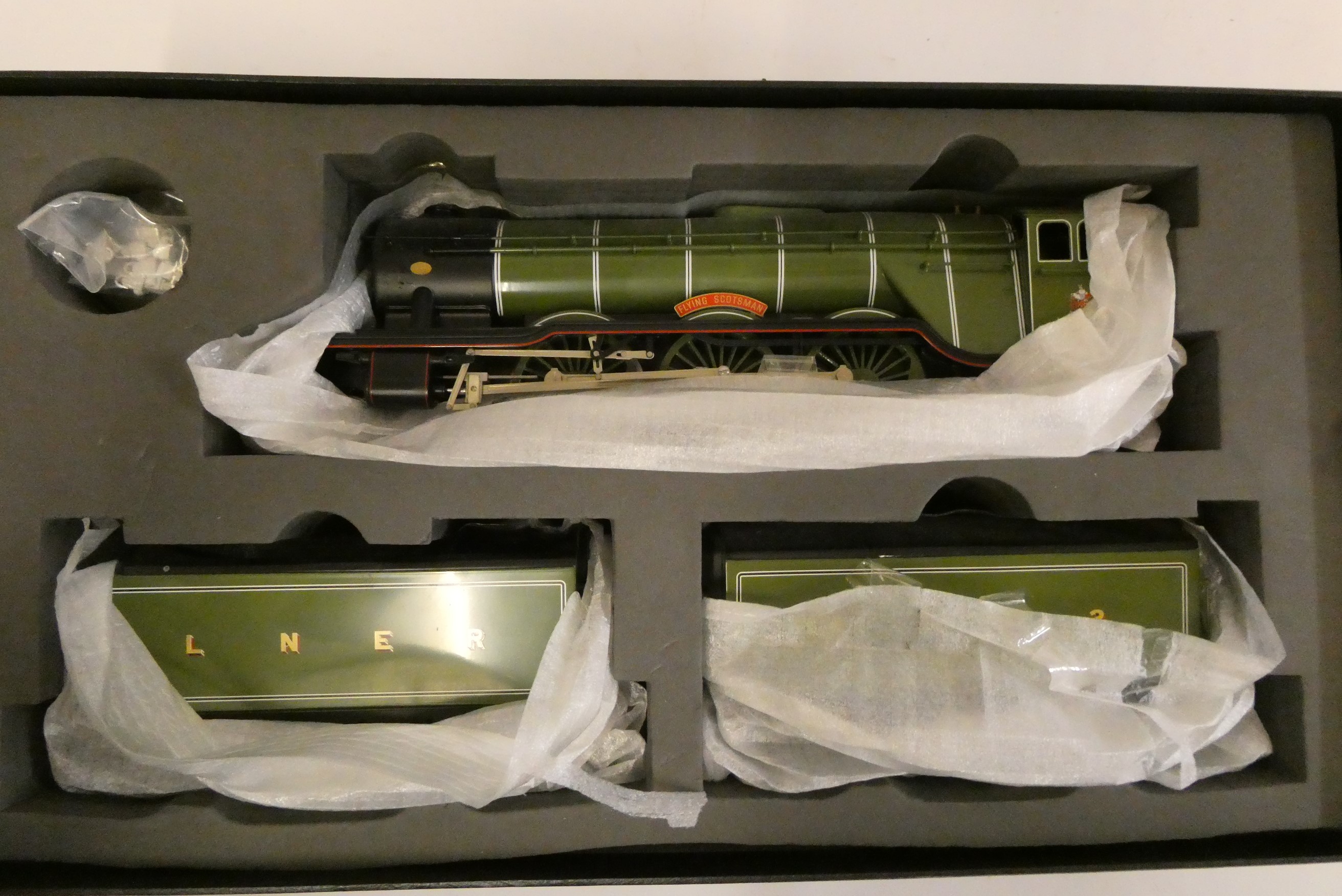 Corgi Bassett-Lowke double tender Flying Scotsman locomotive finished in LNER green, shows signs of Image