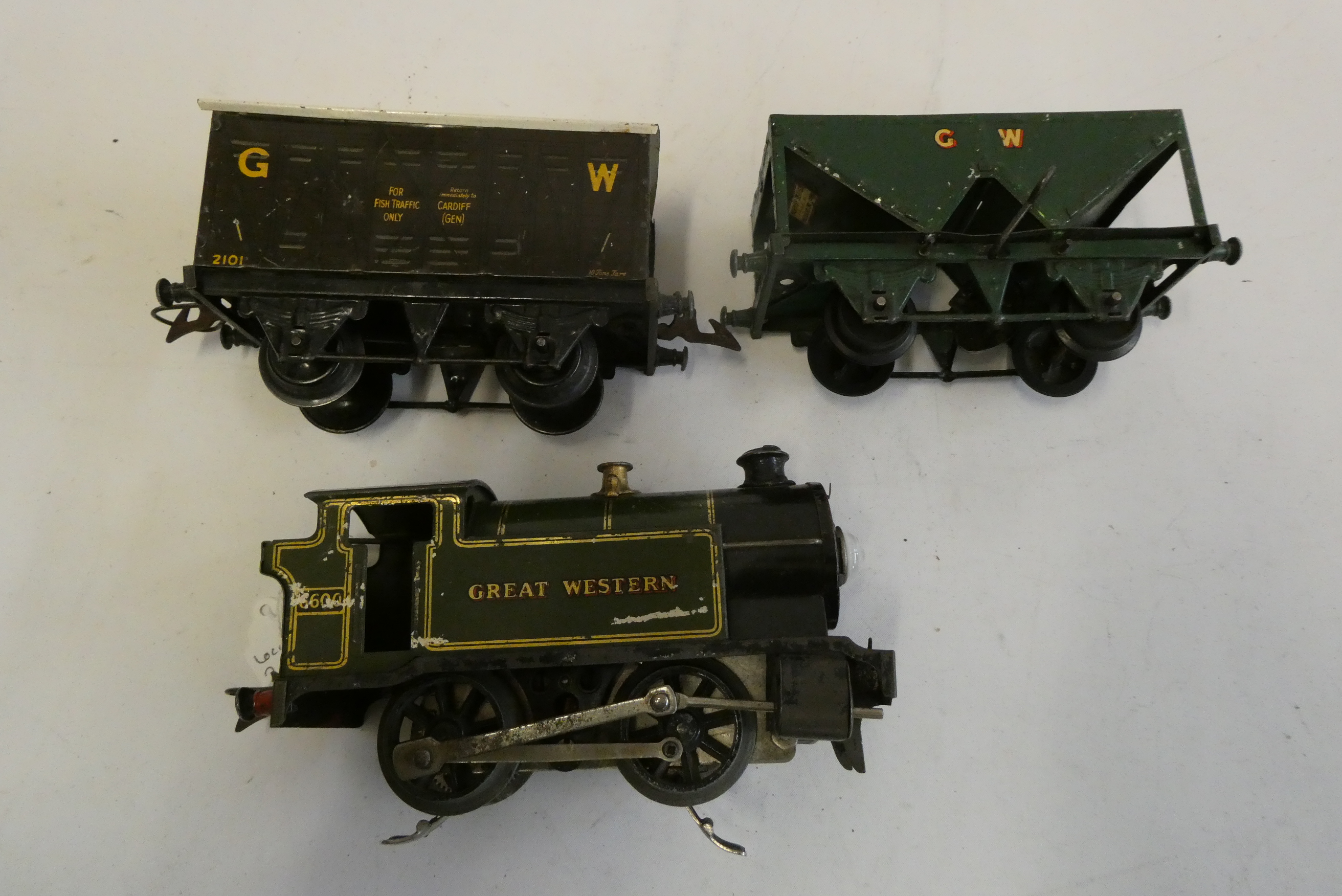 Hornby 20v electric GWR 0-4-0 tank locomotive and two GWR goods trucks, some paint damage, loco Image