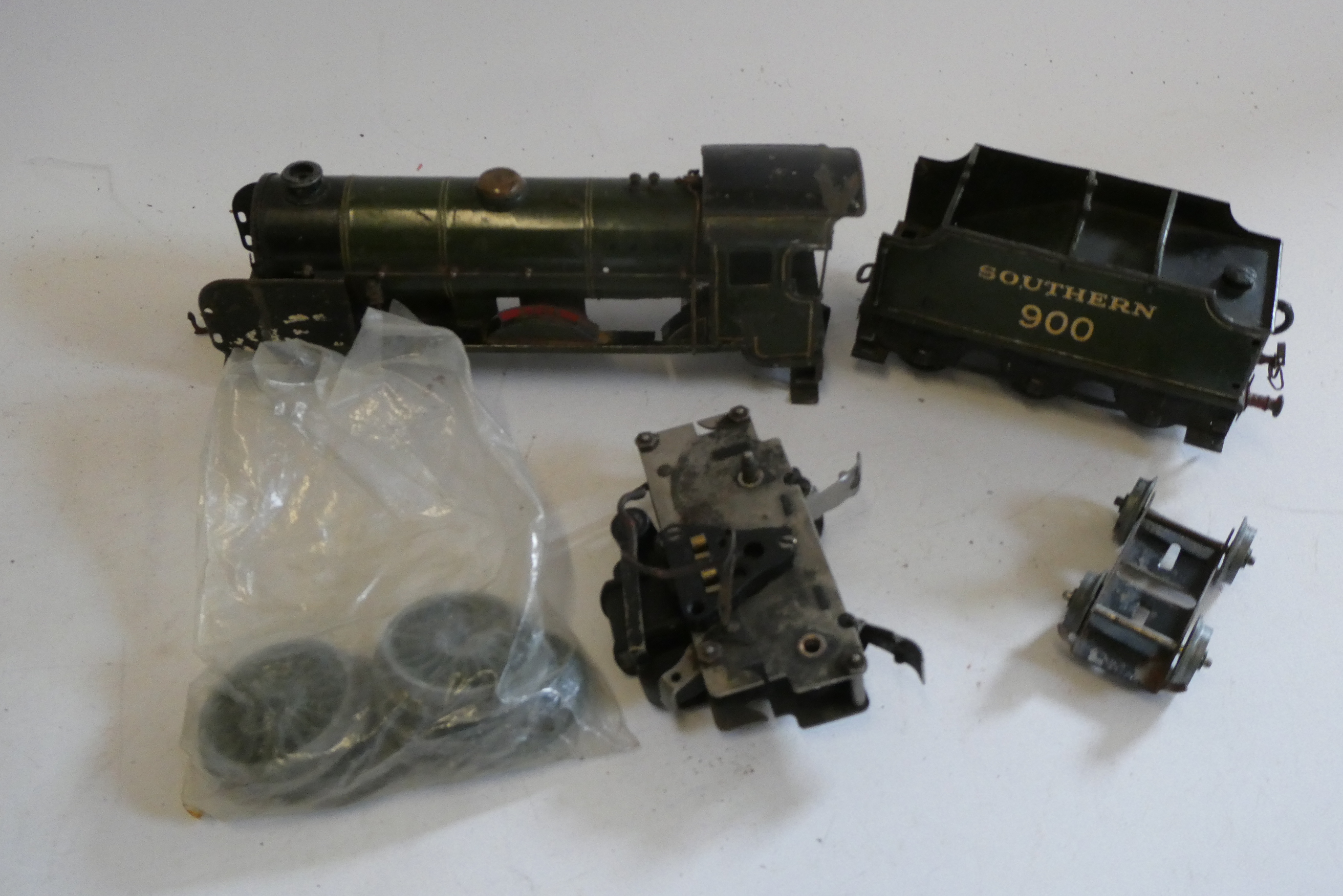 Hornby Southern Railway Eton locomotive, completely disassembled, all parts in poor condition, Image