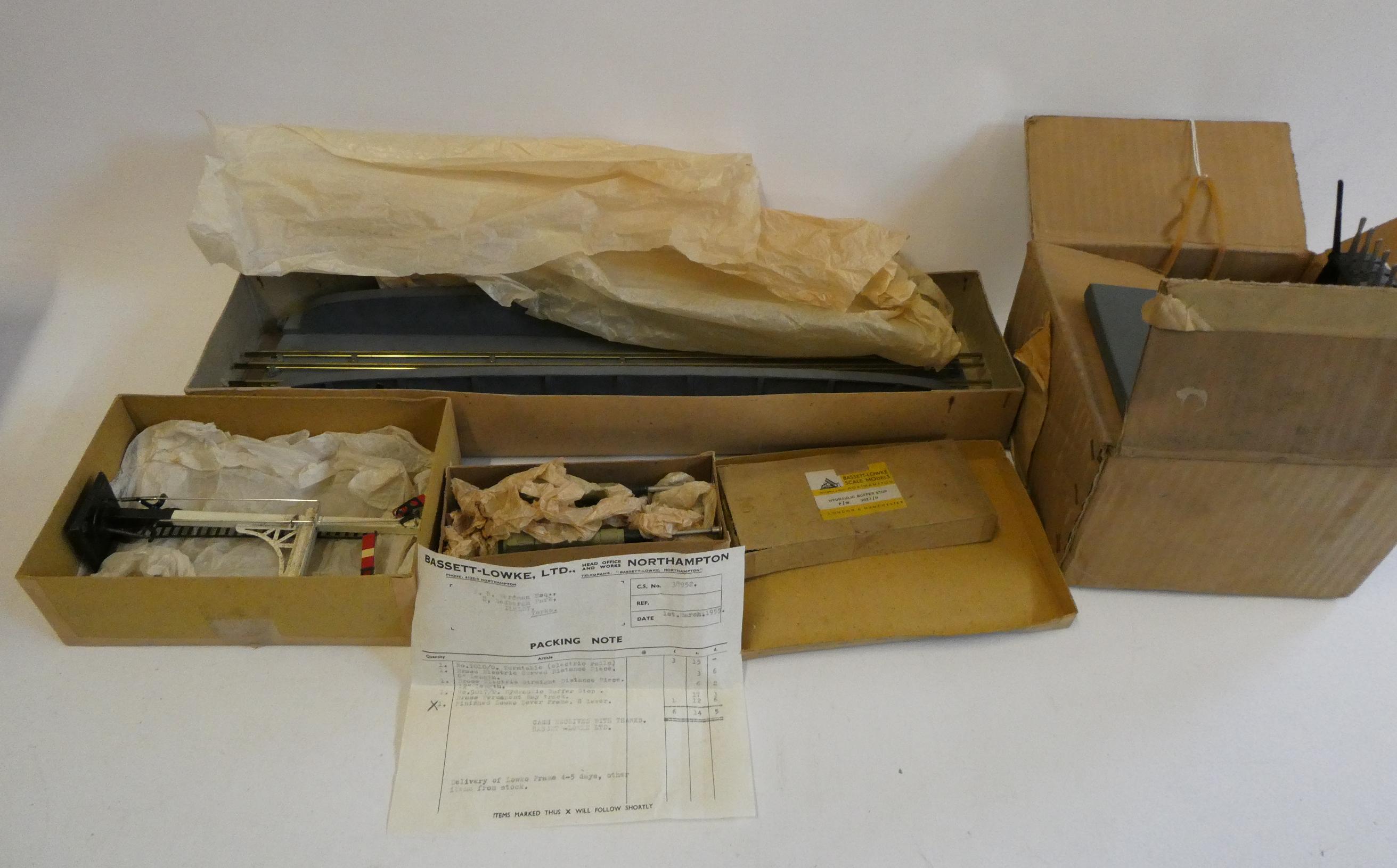 Basset-Lowke Country Station, wood construction, turntable with 3-rail track, wood construction, Image