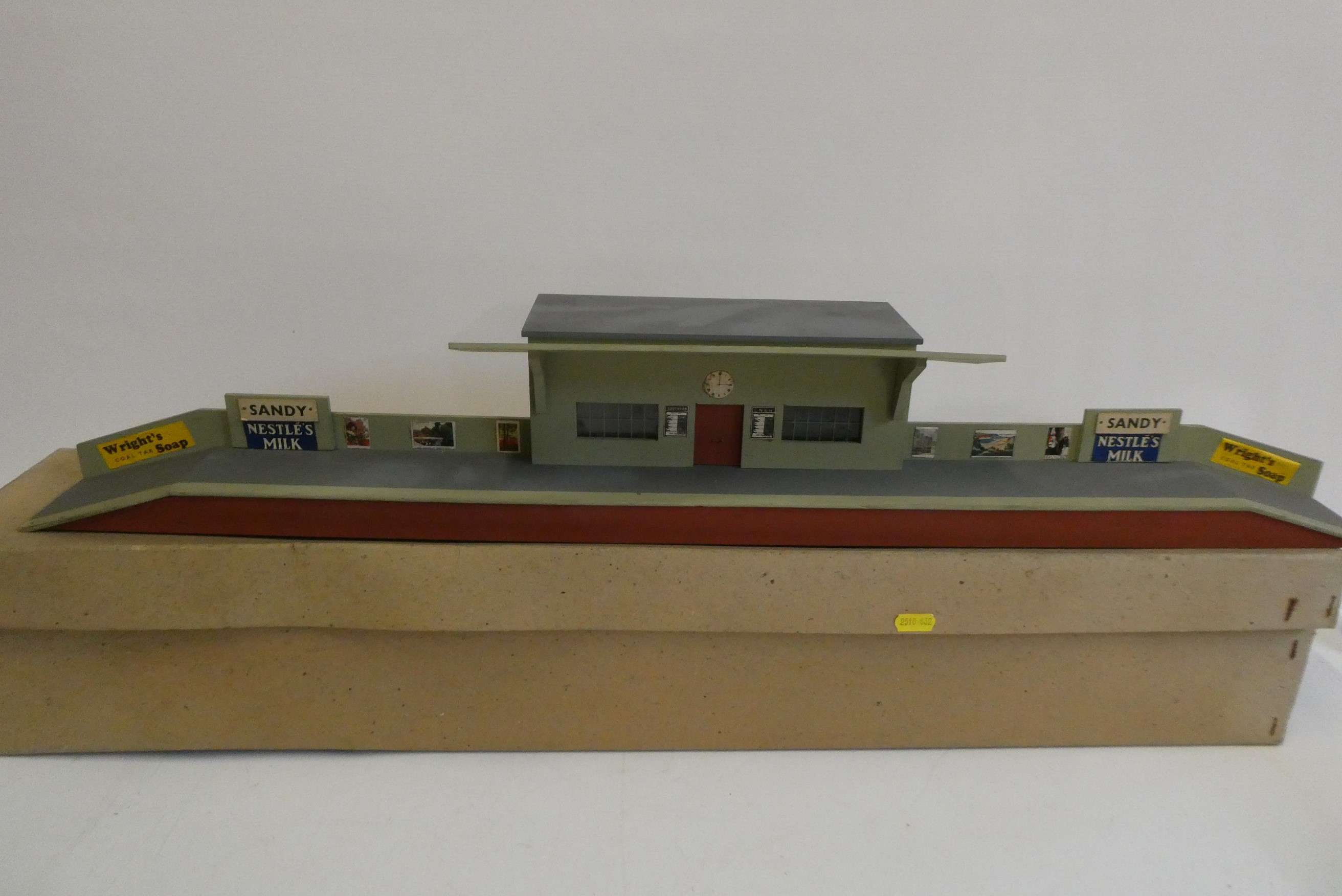 Basset-Lowke Country Station, wood construction, turntable with 3-rail track, wood construction, Image