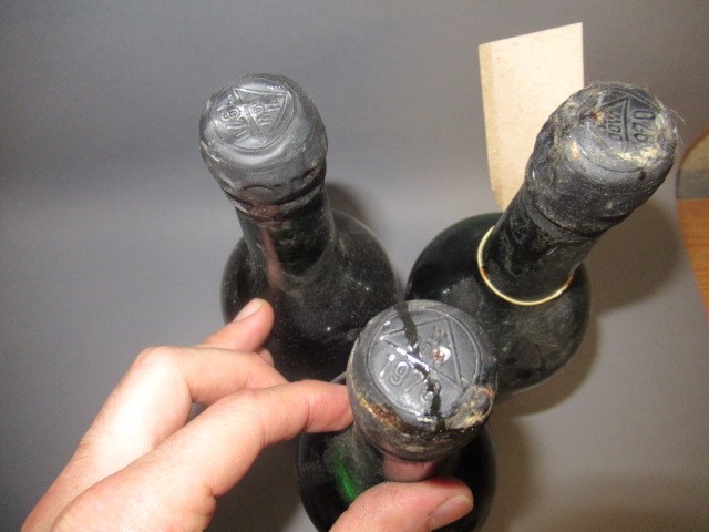 Three bottles Dows 1970 vintage port (Est. plus 21% premium inc. VAT) Image