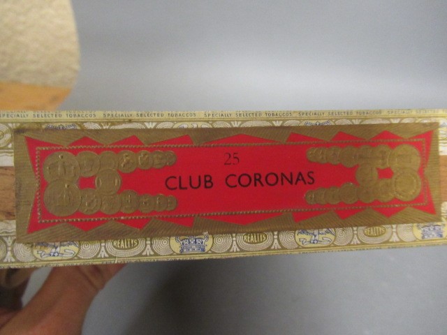 One box of 25 Club Coronas Cigars Image