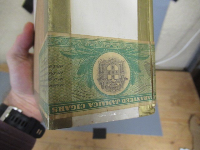 A box of 11 La Tropical De Luxe No.1 cigars Image