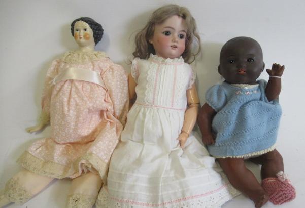 Three dolls comprising a 19" Armand Marseille 390 2 Image
