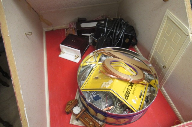 A large Georgian style doll's house and contents Image