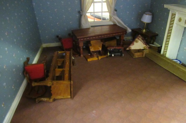 A large Georgian style doll's house and contents Image