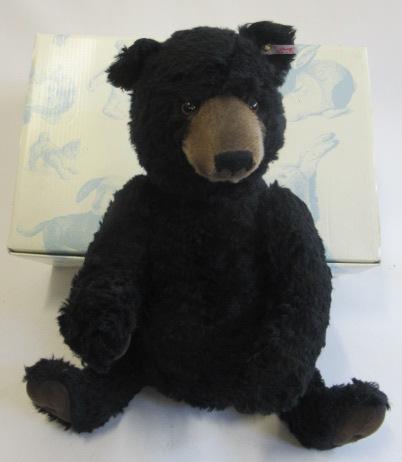 A boxed Steiff Winnipeg bear Image