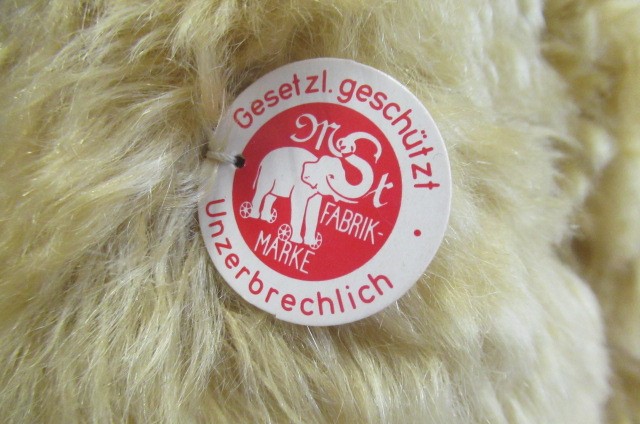 A large Steiff replica bear Image