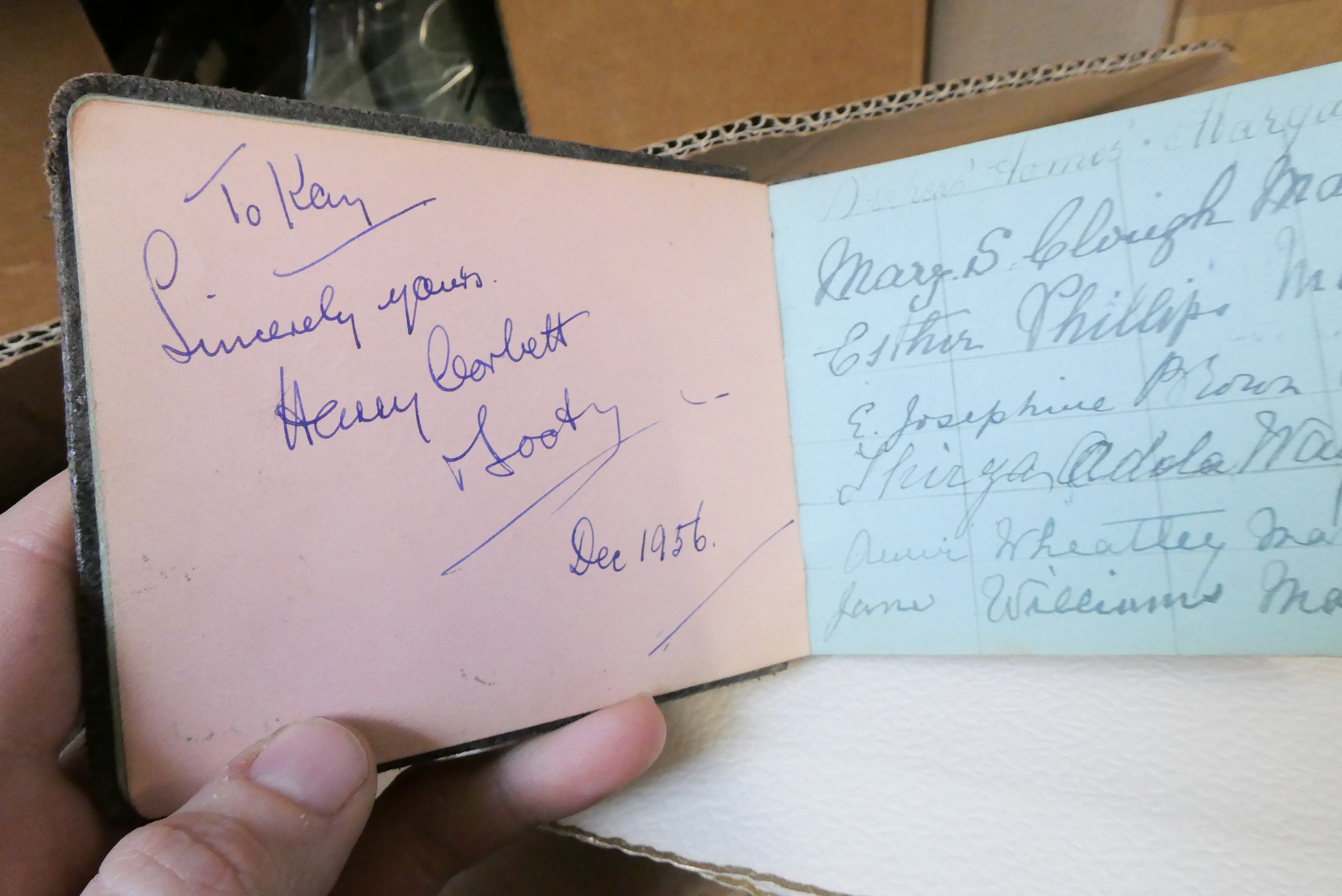 A large collection of autographs Image