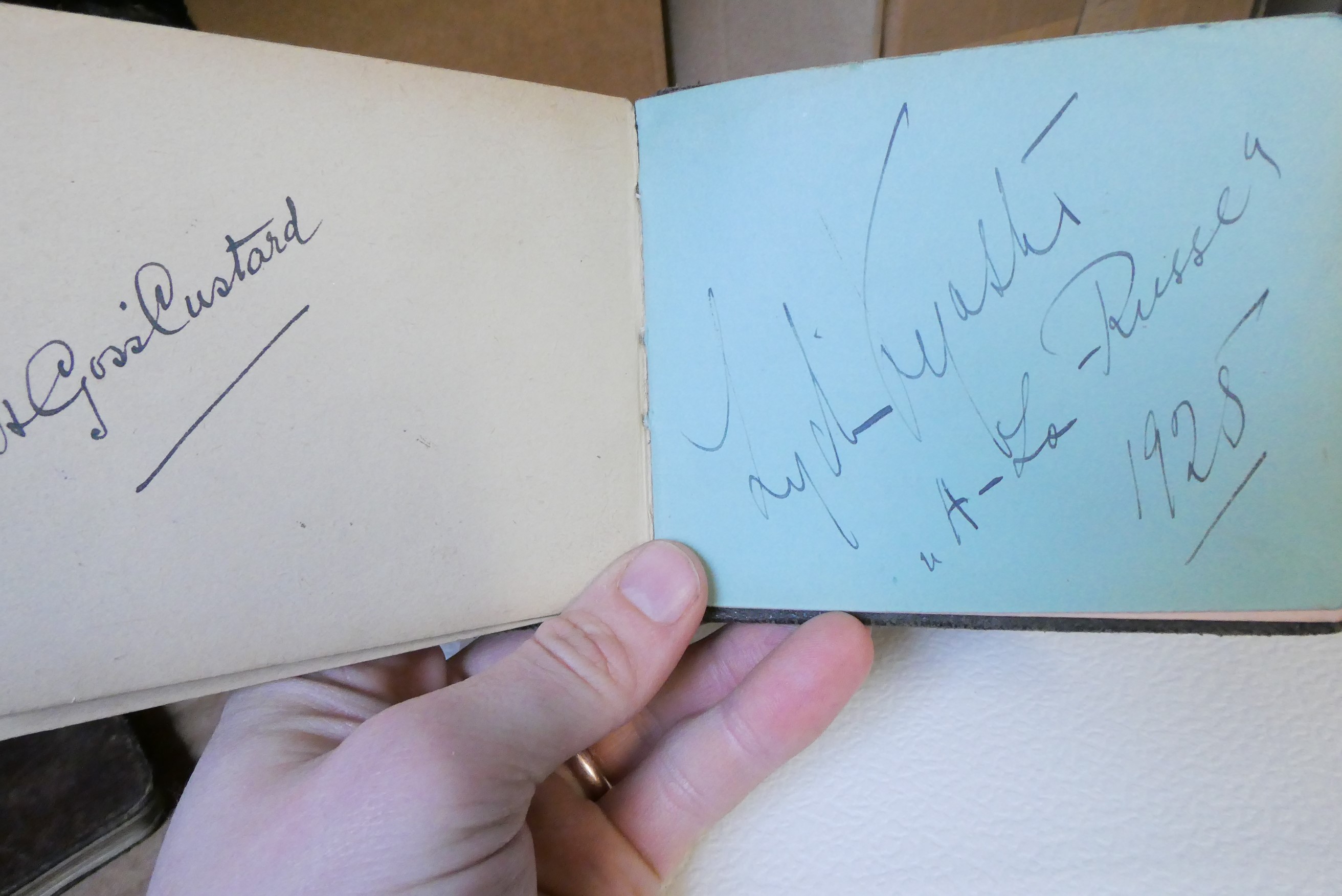 A large collection of autographs Image