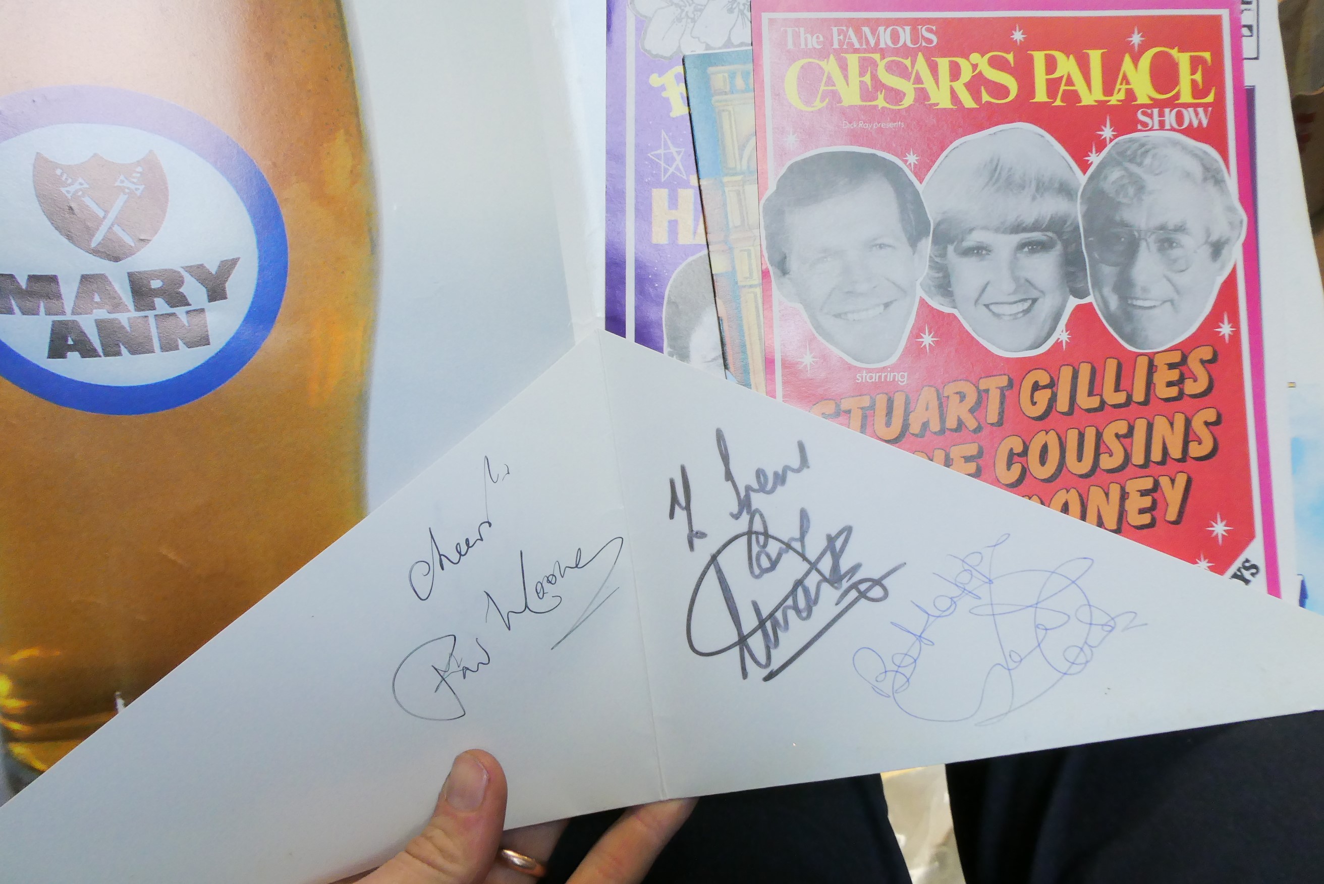 A large collection of autographs Image