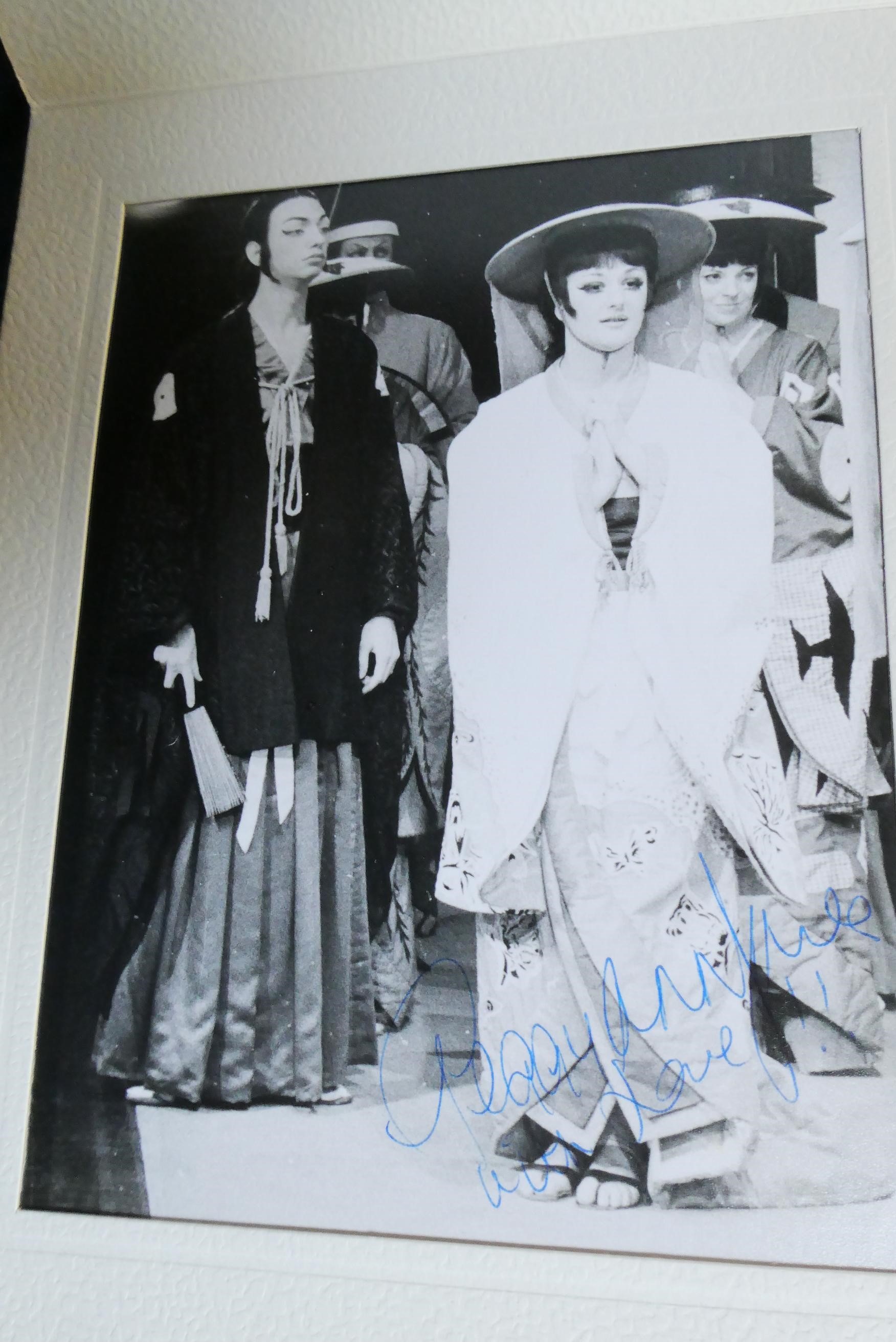 A large collection of autographs Image