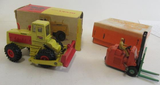 Dinky 976 Michigan tractor and 14c Forklift truck Image