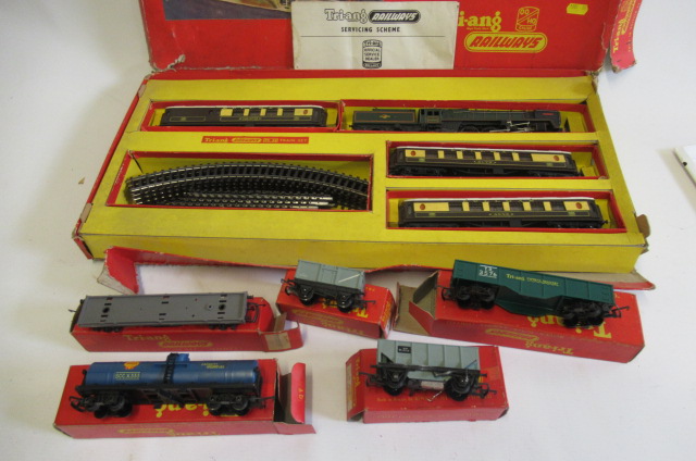 Triang RS23 electric train set with Britannia locomotive and Pullman coaches Image