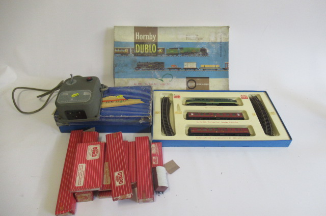 Hornby Dublo 2034 Passenger train set with Deltic and two B.R. coaches Image