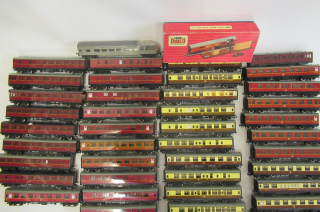 Hornby Dublo Super Detail passenger coaches of B.R. (M.R.) and B.R. (W.R.) Image
