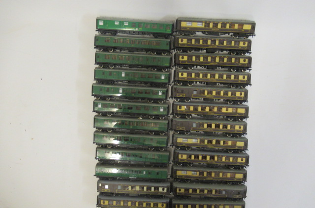 Hornby Dublo Super Detail passenger coaches of B.R. (S.R.) and Pullman types Image