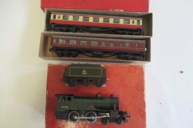 Trix Twin 4/536 4-4-0 locomotive in B.R. green and two B. R. passenger coaches Image