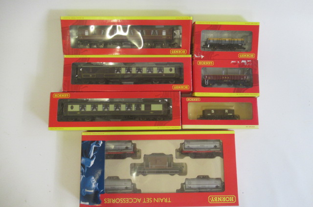 Hornby rolling stock comprising tank wagon set Image