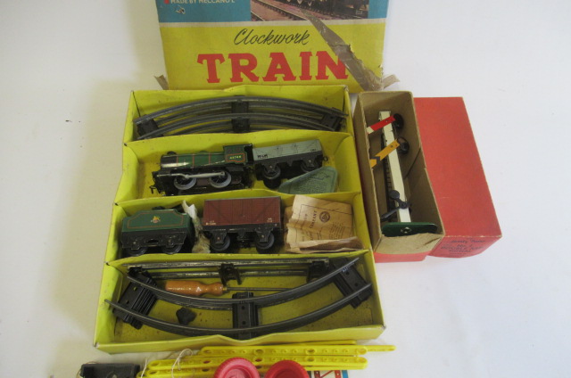 Hornby clockwork No 30 Goods Set and No 2 Signal Image