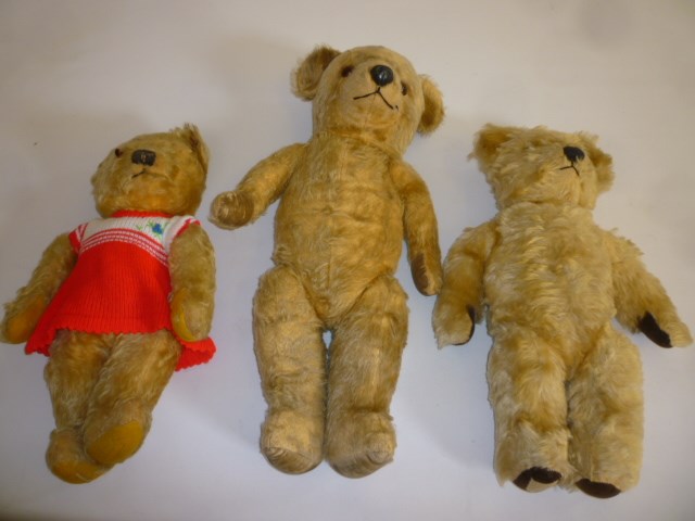 A Deans growler teddy bear covered in gold plush with black/amber eyes Image