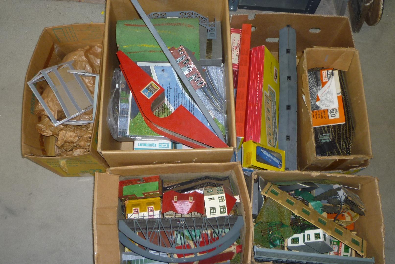 A quantity of OO track and accessories Image