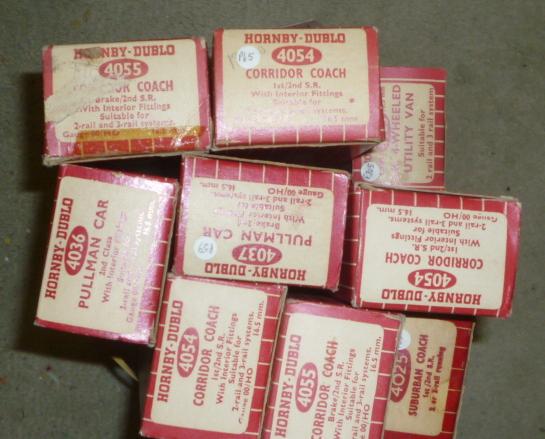 Eight Hornby Dublo coaches comprising three 4054 S.R. corridor Image