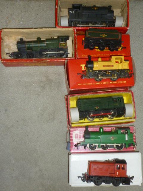 Six locomotives comprising Hornby Dublo 2207 in green Image