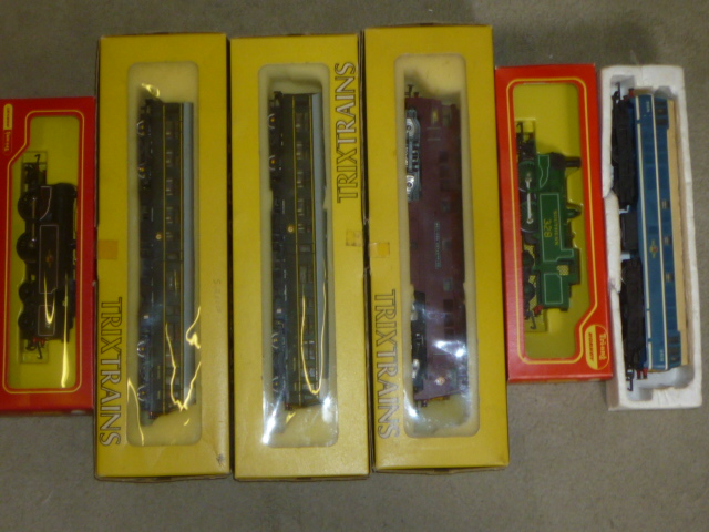 Trix Trains two car D.M.U. in B.R. green Image