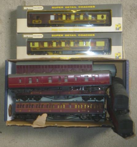 Two Wrenn Pullman coaches boxed and ten unboxed L.M.S. coaches by Bachmann and others Image