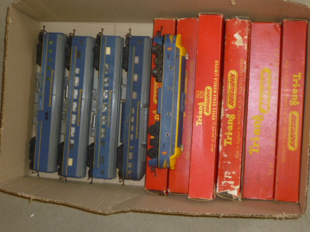 Triang Trans-Continental diesel and ten Trans-Continental coaches in blue including observation car Image