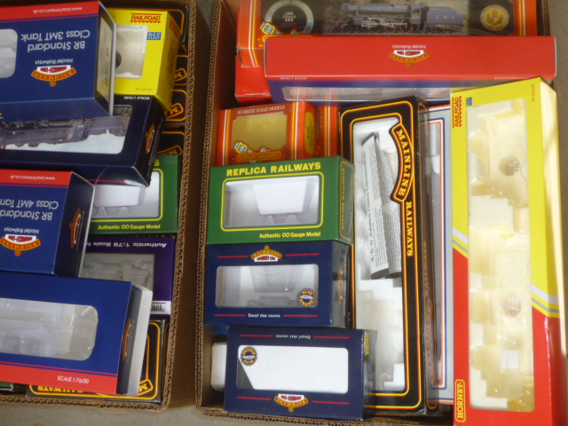 A quantity of empty model railway boxes for Bachmann Image